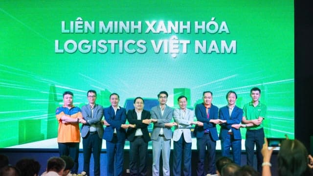 Các đại diện trên sân khấu lễ ra mắt Liên minh Xanh hóa Logistics Việt Nam