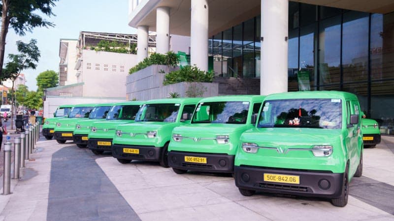 Đội xe điện VinFast EC Van của GOZO Move xếp hàng