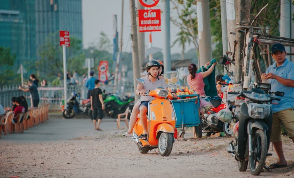 Người đi xe máy trên đường phố Hà Nội