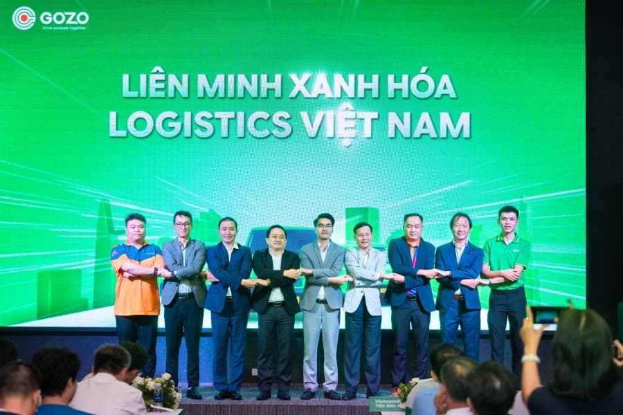 Các đại diện trên sân khấu lễ ra mắt Liên minh Xanh hóa Logistics Việt Nam