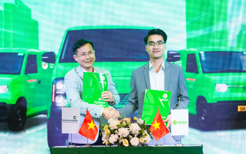 Ông Nguyễn Chí Linh (trái) - Giám đốc Chi nhánh Vietcombank Tân Sơn Nhất tại lễ ký kết cùng GOZO.