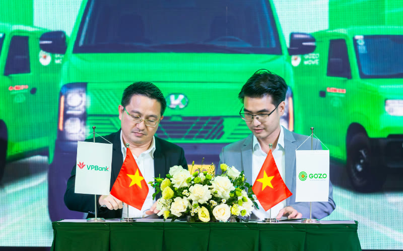 Ông Trịnh Công Đoàn (trái) - Giám đốc VPBank chi nhánh Cộng Hòa.