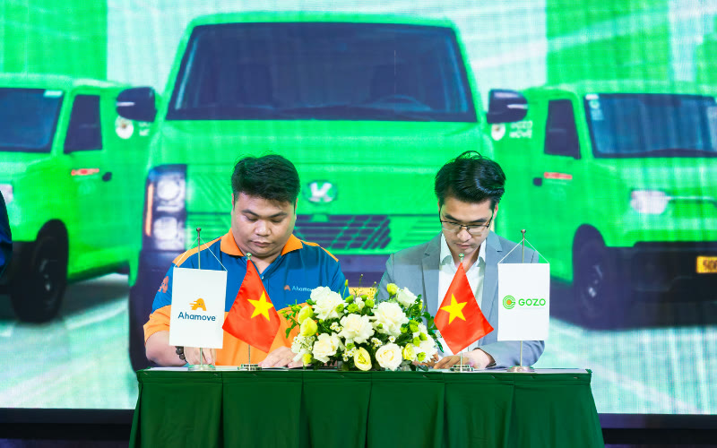 Ông Phan Duy Minh (phải) - CEO GOZO và ông Lê Quang Huy (trái) - Trưởng phòng Vận hành Ahamove tại lễ ký kết hợp tác.