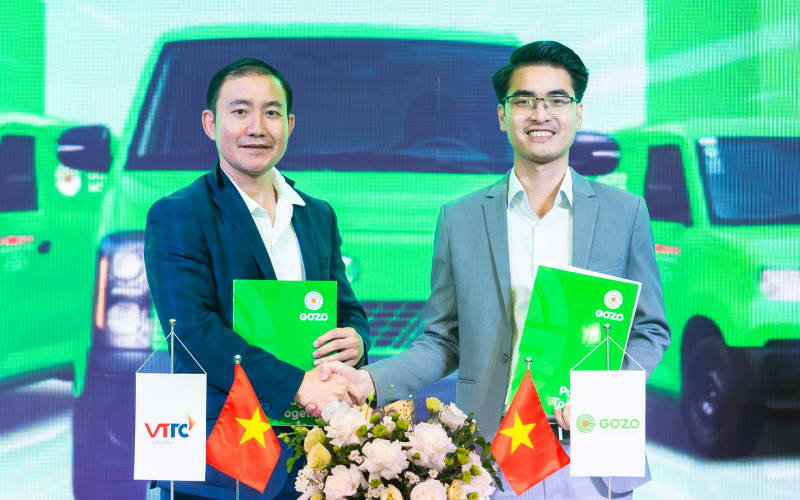 Khoảnh khắc CEO GOZO và Giám đốc VTTC Logistics bắt tay thắt chặt mối quan hệ hợp tác.