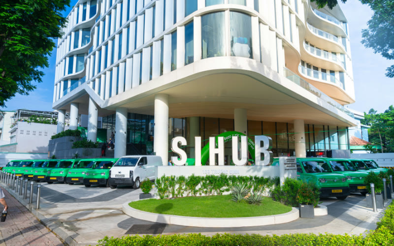 Không gian trưng bày đội xe van điện của GOZO tại SIHUB, TP.HCM - địa điểm diễn ra lễ ký kết Liên minh Xanh hóa Logistics Việt Nam.
