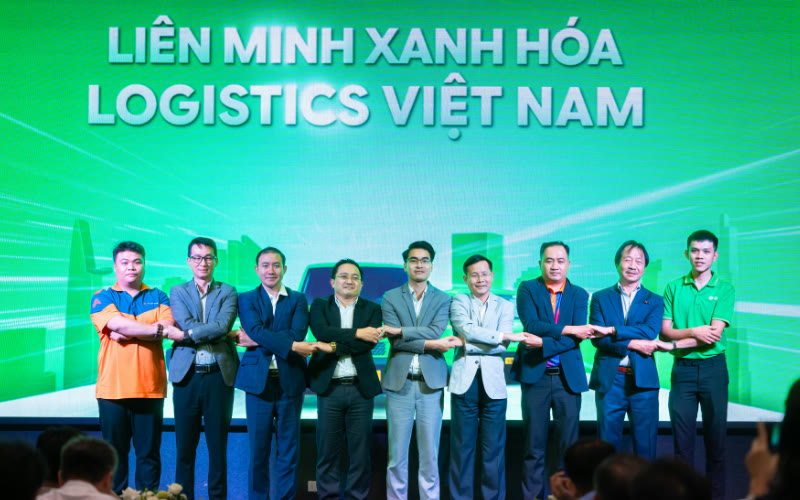 Nhà sáng lập kiêm Tổng giám đốc GOZO và các đối tác chiến lược tại Nghi thức Hội tụ, cùng cam kết hành động vì một ngành logistics phát triển bền vững.