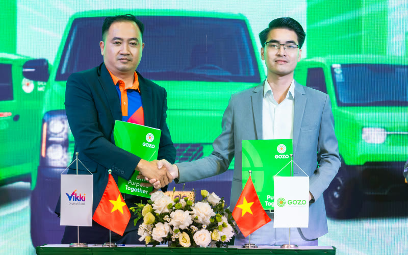 Ông Nguyễn Minh Tú (trái) - Phó Giám đốc Kinh doanh Vikki Bank Chi nhánh Củ Chi.
